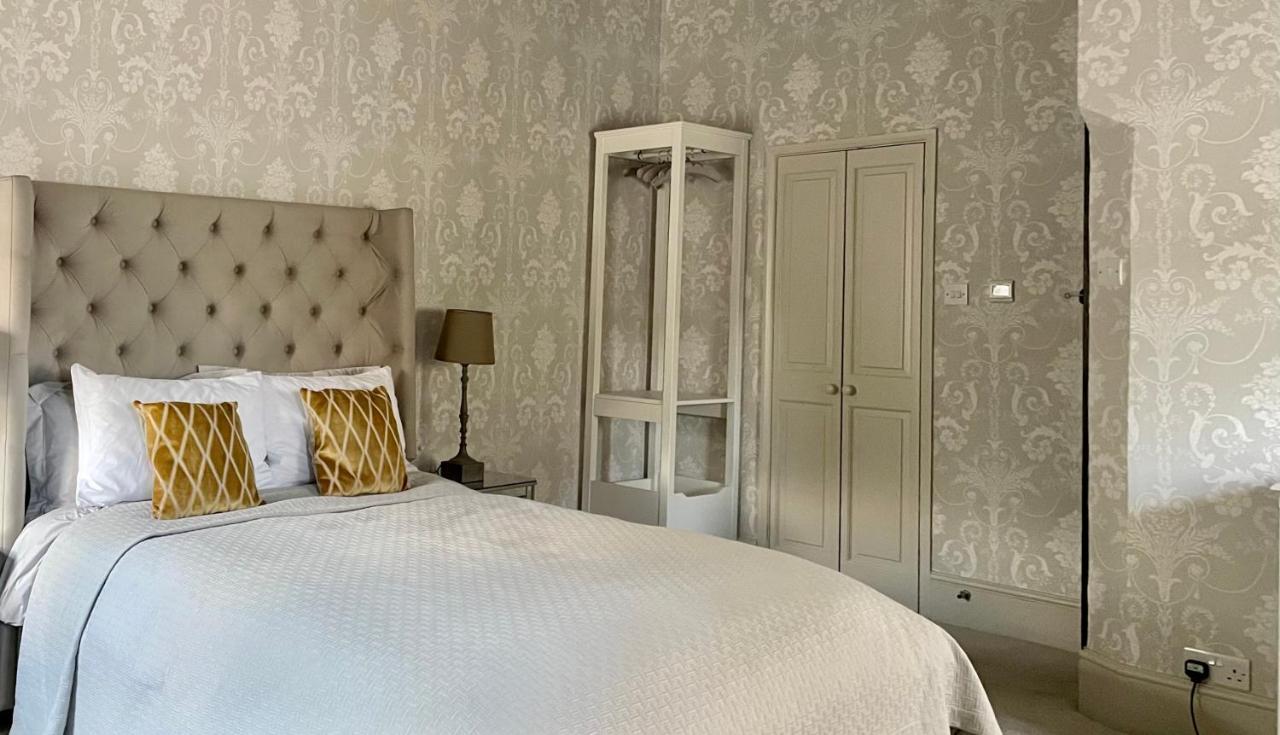 Old Daltongate House Bed & Breakfast อัลเวอร์สตัน ภายนอก รูปภาพ